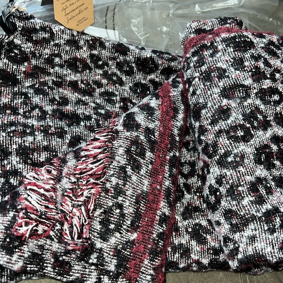 Vince Camuto sequined Boucle sweater wrap - Picture 6 of 6